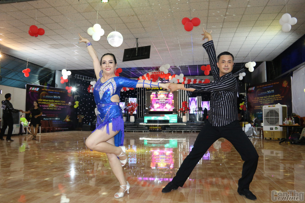 Liên hoan Bước nhảy vàng vô địch Linedance lần I năm 2022 Tiết mục thi diễn tranh danh hiệu kiện tướng trung niên bảng khiêu vũ nghệ thuật của CLB Trường Cao đẳng Văn hóa Nghệ thuật Cần Thơ