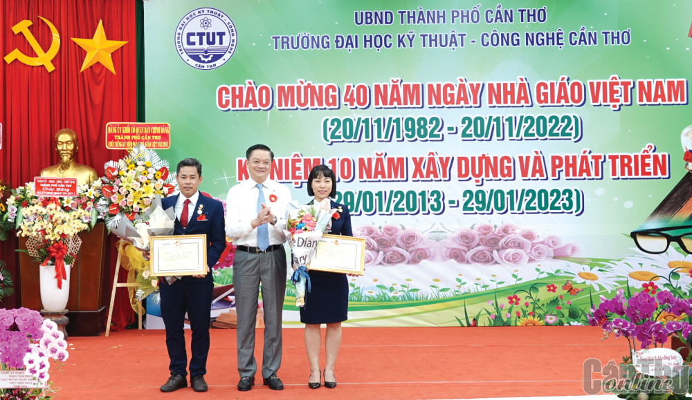 Ông Dương Tấn Hiển trao tặng danh hiệu Chiến sĩ thi đua cấp thành phố cho 2 cá nhân của Trường Đại học Kỹ thuật - Công nghệ Cần Thơ. Ảnh: DUY KHÔI