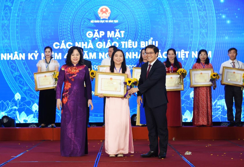 Cô Mạch Lệ Xuân nhận Bằng khen của Bộ GD&ĐT vinh danh Nhà giáo tiêu biểu năm 2022 nhân dịp 20-11 tại Hà Nội. Ảnh: nhân vật cung cấp