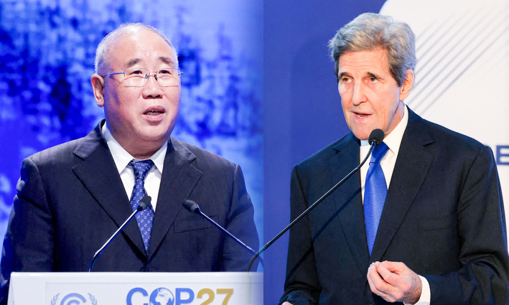 Đặc phái viên Trung Quốc về biến đổi khí hậu Giải Chấn Hoa (trái) và người đồng cấp Mỹ John Kerry phát biểu tại COP27. Ảnh: AFP