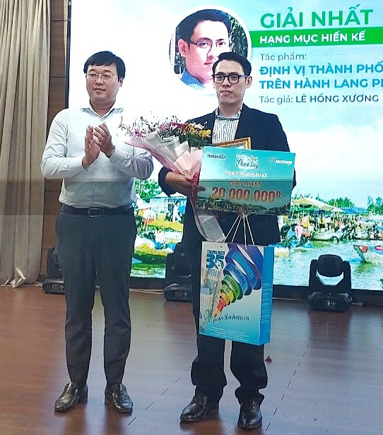 Ông Lê Quốc Phong, Bí thư Tỉnh ủy tỉnh Đồng Tháp (trái), trao giải nhất cho tác giả Lê Hồng Xương (TP Hồ Chí Minh).