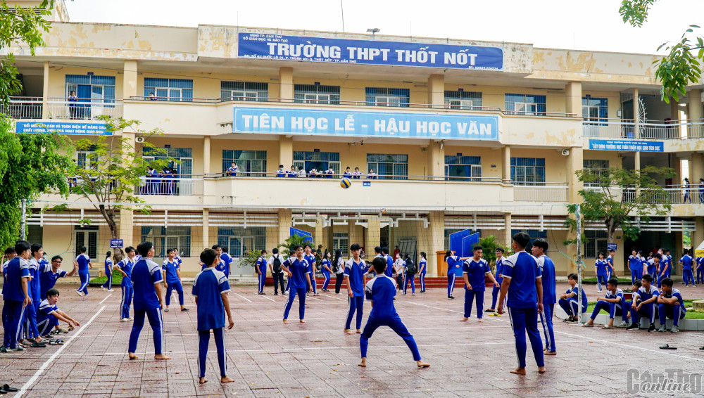 Phát huy vai trò hạt nhân chính trị Đoàn trường THPT Thốt Nốt thường xuyên tổ chức cho học sinh chơi các môn thể thao để rèn luyện thể chất.