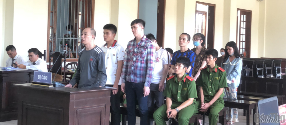 Các bị cáo trong vụ án làm, tàng trữ, vận chuyển lưu hành tiền giả, tại phiên tòa.