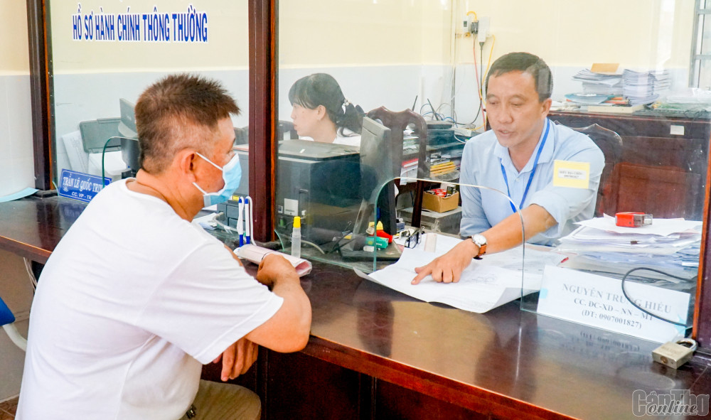 Cán bộ, đảng viên xã Trường Thành thường xuyên nêu cao tinh thần tự phê bình và phê bình để thực hiện tốt nhiệm vụ. Trong ảnh: Đảng viên Bộ phận Một cửa xã giải quyết thủ tục hành chính của nhân dân.