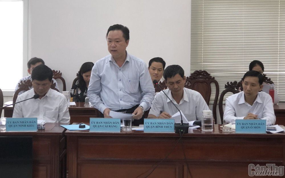 Quang cảnh cuộc họp thẩm tra do Ban Pháp chế HĐND thành phố chủ trì tổ chức.