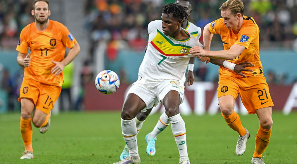 Tiền vệ De Jong (phải) của Hà Lan tranh bóng với cầu thủ Senegal. Ảnh: Fox Sports