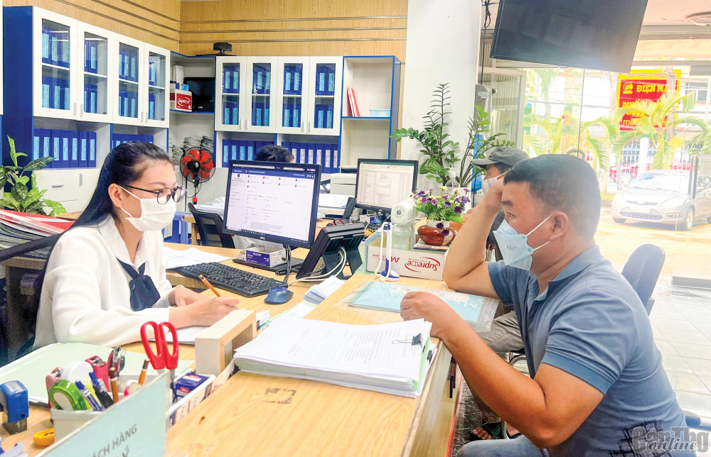 Nhân viên Điện lực Ninh Kiều hướng dẫn khách hàng thực hiện các giao dịch với ngành điện tại quầy giao dịch.