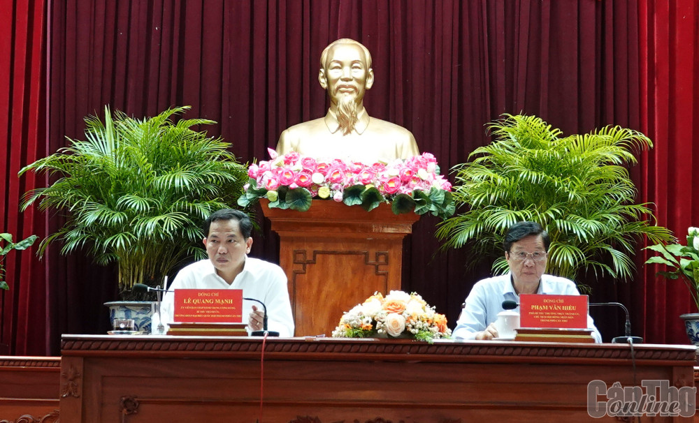 Đồng chí Lê Quang Mạnh và đồng chí Phạm Văn Hiểu chủ trì hội nghị.