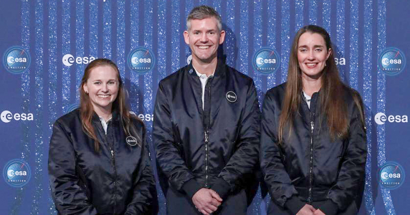 John McFall (giữa) cùng hai nữ phi hành gia tập sự khác của ESA. Ảnh: ESA