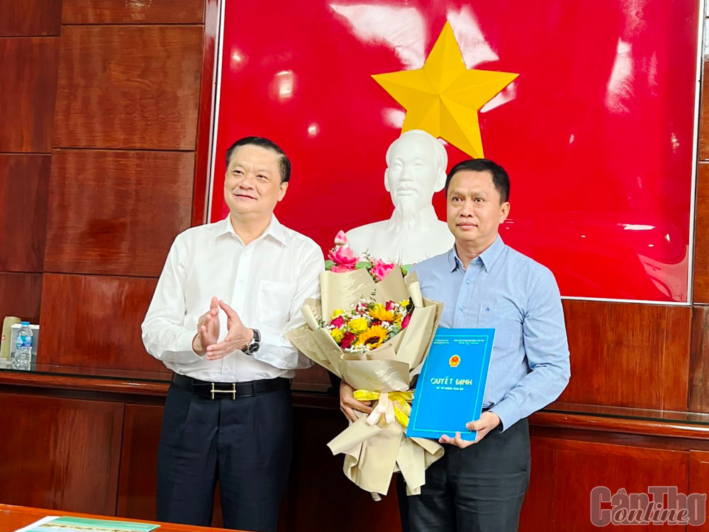 Ông Dương Tấn Hiển, Phó Chủ tịch UBND TP Cần Thơ (bìa trái) trao quyết định bổ nhiệm cho ông Phạm Nam Huân.