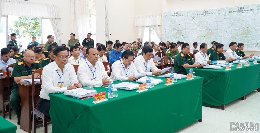 Các đồng chí lãnh đạo Thành ủy, UBND thành phố, Ban Chỉ đạo Diễn tập KVPT thành phố… dự diễn tập KVPT quận Bình Thủy năm 2022.
