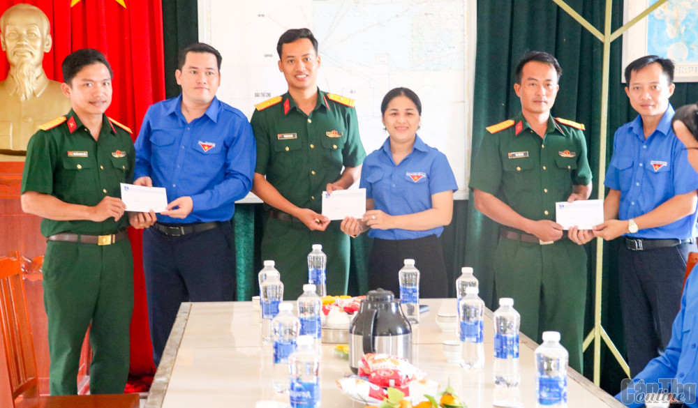Tuổi trẻ Cụm thi đua Sông Hậu tặng quà các đơn vị thuộc Trung đoàn 152 (Quân khu 9), đóng trên đảo Thổ Chu.