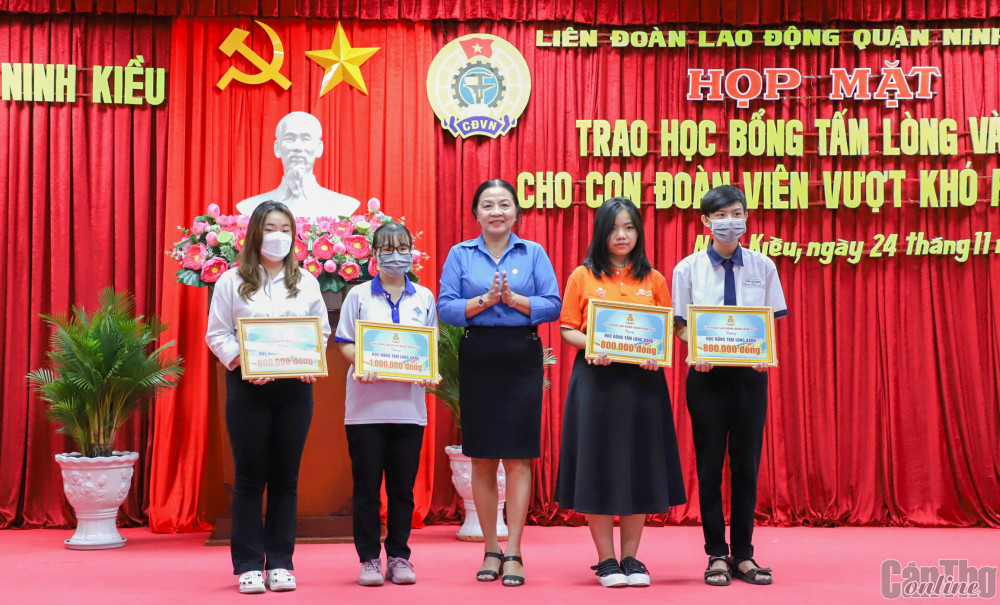 Bà Huỳnh Thị Hiền, Phó Chủ tịch Thường trực LĐLĐ TP Cần Thơ, trao học bổng cho con đoàn viên vượt khó học giỏi trên địa bàn quận Ninh Kiều.