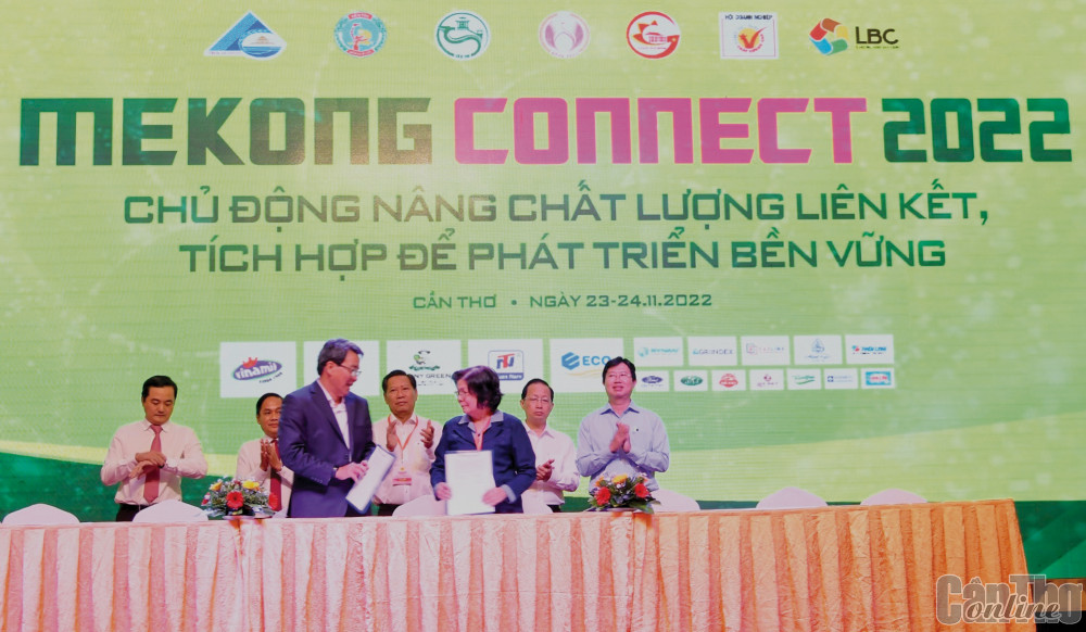 Hoạt động ký kết thực hiện dự án xây dựng chuỗi liên kết giữa Saigon Co.op và Hội DN HVNCLC.