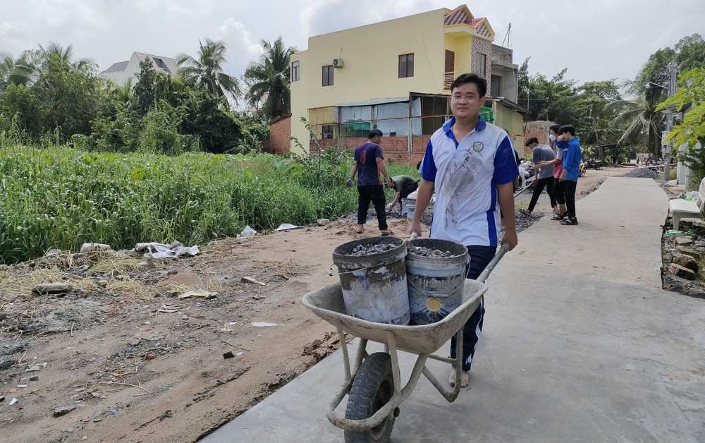 Tuổi trẻ Bình Thủy cùng với sinh viên tình nguyện tham gia xây dựng tuyến đường tại khu vực 5, phường An Thới.