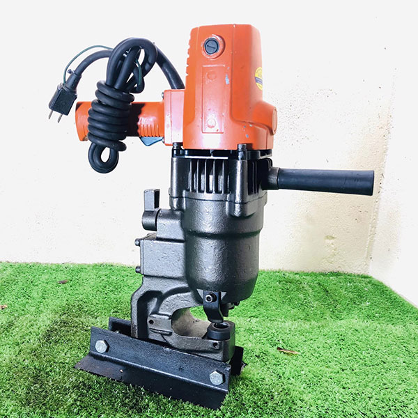 Máy đột lỗ cầm tay chạy điện nên mua dòng nào tốt?