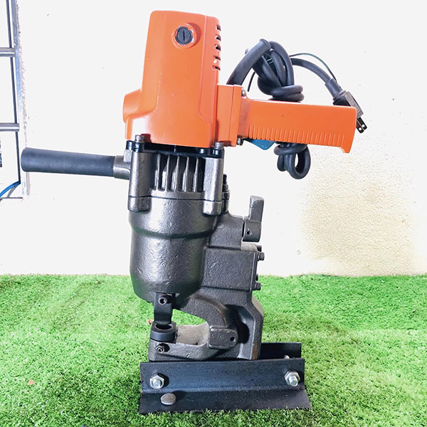 Máy đột lỗ cầm tay chạy điện nên mua dòng nào tốt?