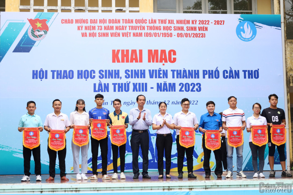 Chị Lư Thị Ngọc Anh, Bí thư Thành đoàn Cần Thơ, trao cờ lưu niệm cho các đơn vị tham gia hội thao.