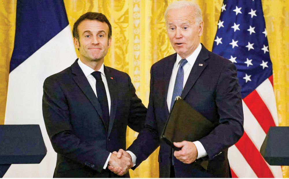 Tổng thống Mỹ Biden (phải) và người đồng cấp Pháp Macron tại cuộc họp báo chung hôm 1-12. Ảnh: Reuters