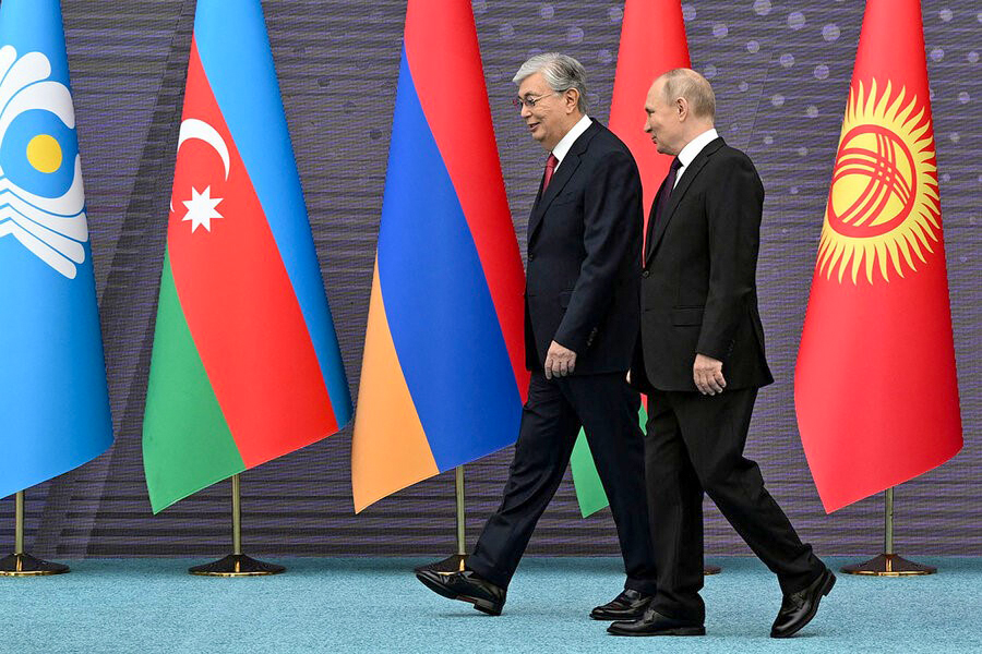 Ông Tokayev (trái) và Tổng thống Nga Putin tại hội nghị thượng đỉnh khu vực hồi tháng 10-2022 tại Kazakhstan. Ảnh: AP