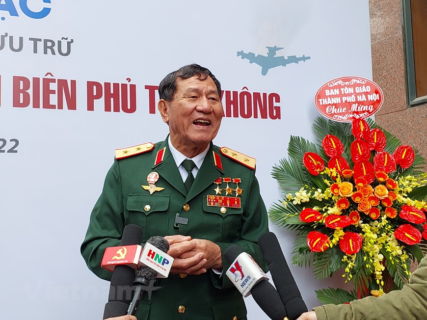 Trung tướng Phạm Tuân kể lại bối cảnh lịch sử của trận Điện Biên Phủ trên không và những giờ phút cận kề cái chết khi lái máy bay chiến đấu. (Ảnh: Minh Thu/Vietnam+)