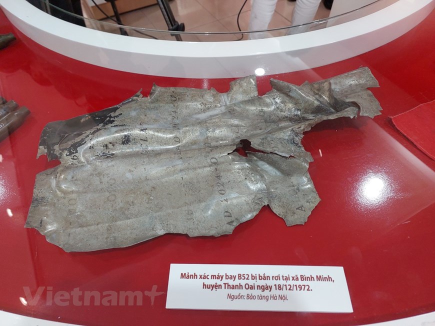 Mảnh xác máy bay B52 bị bắn rơi tại Thanh Oai. (Ảnh: Minh Thu/Vietnam+)