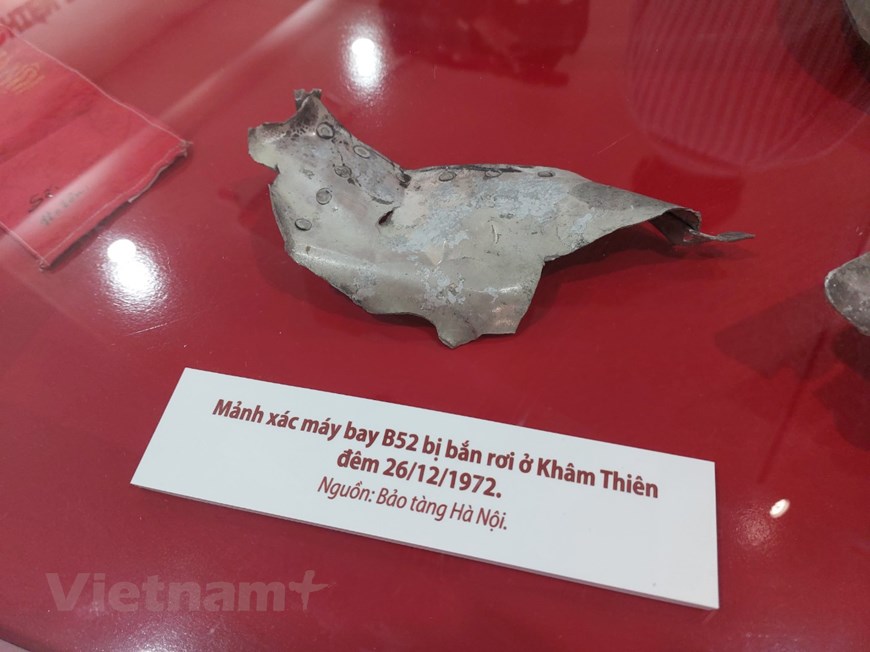 Mảnh xác máy bay bị bắn rơi tại Khâm Thiên. (Ảnh: Minh Thu/Vietnam+)