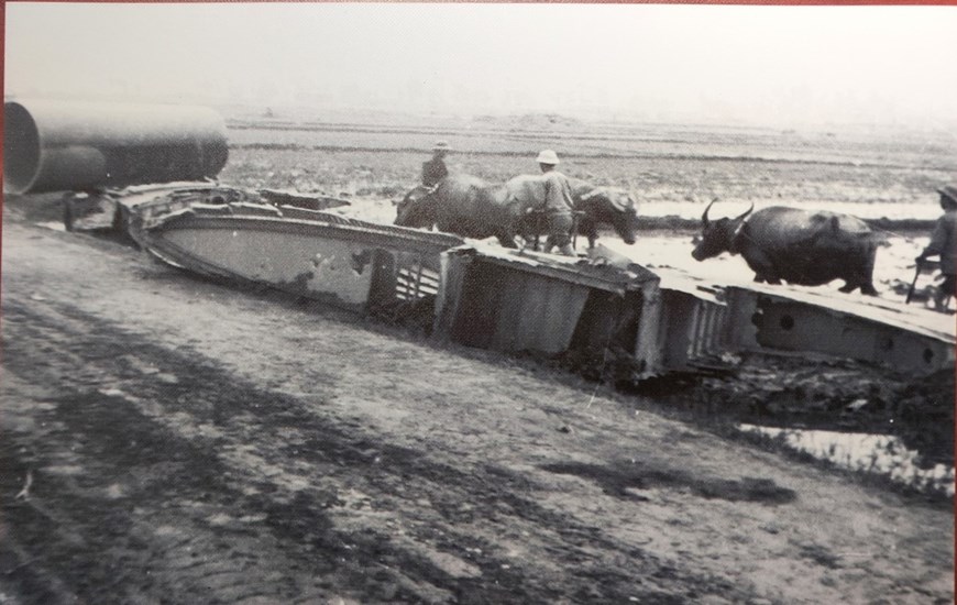 Nhân dân Định Công sản xuất ngay bên cạnh xác máy bay B52. (Ảnh tư liệu)