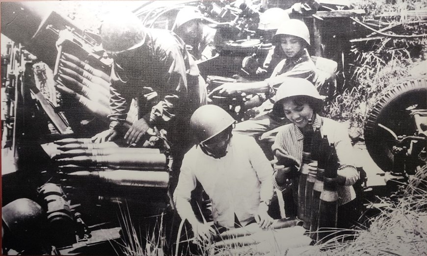 Tự vệ thành Hà Nội sát cánh cùng bộ đội pháo cao xạ chiến đấu năm 1972. (Ảnh tư liệu)