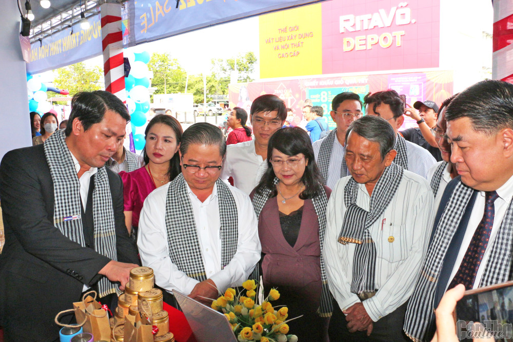 Ông Trần Việt Trường, Chủ tịch UBND TP Cần Thơ (thứ 2 từ trái qua) tham quan một gian hàng trưng bày sản phẩm đặc trưng TP Cần Thơ tại “Tuần lễ Tinh hoa hàng Việt và siêu khuyến mại năm 2022”.