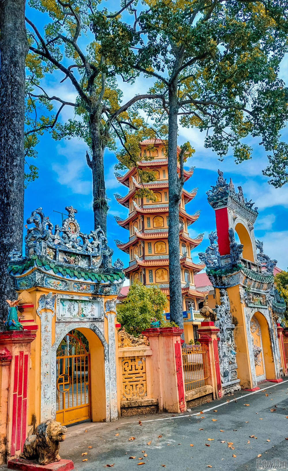 Tam quan chùa Hội Khánh.