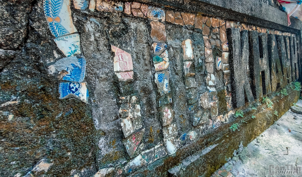 Một tấm biển chùa Hội Khánh được khảm sành sứ đã hư hỏng, đang được bảo tồn.