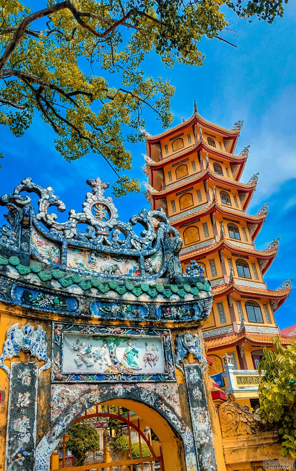 Sau gần 120 năm, cổng chùa vẫn vững chãi, trơ gan cùng tuế nguyệt.