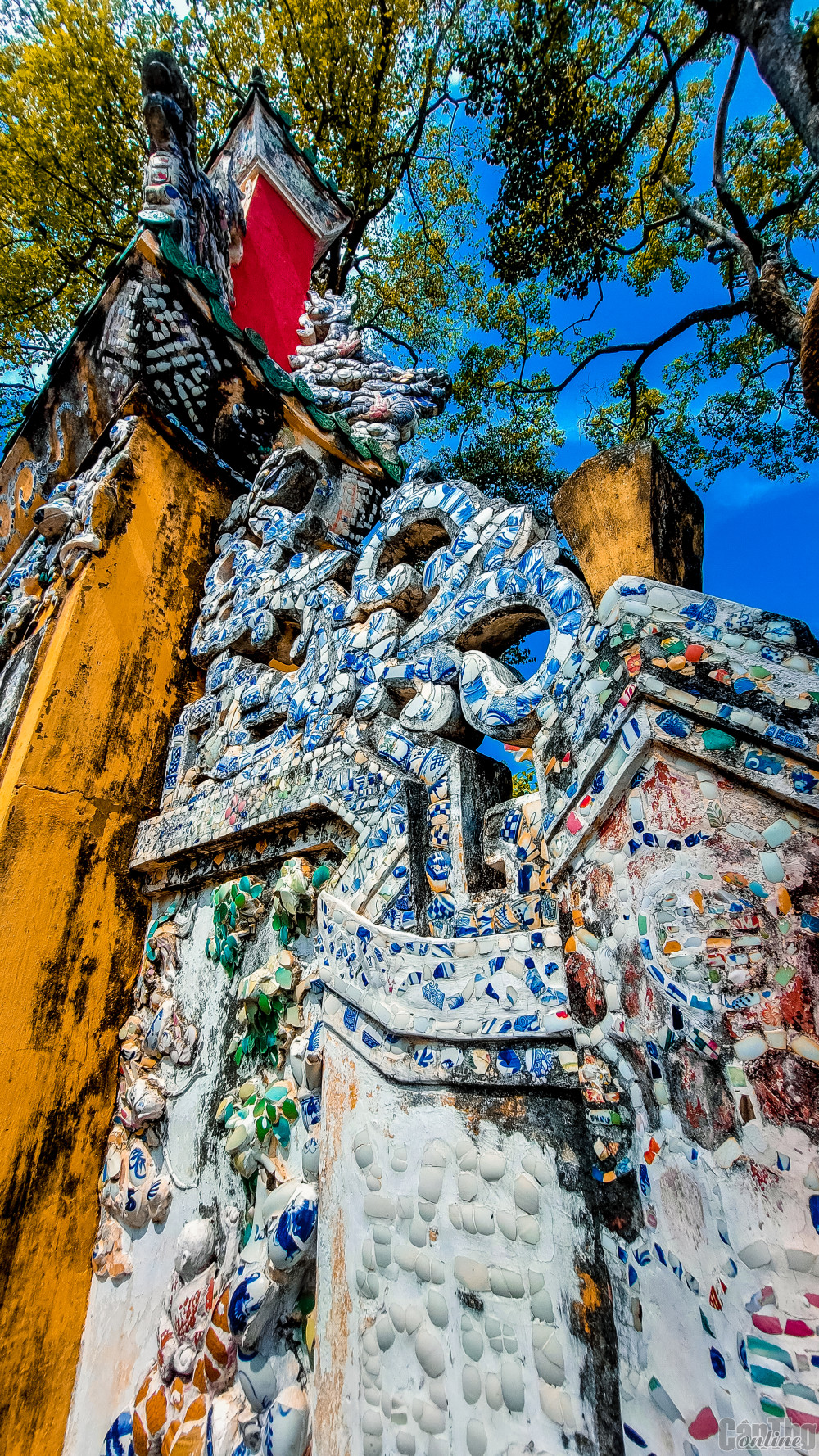 Kỹ thuật đính khảm sành sứ, tạo hoa văn trên cổng, nóc chùa ở chùa Hội Khánh là điểm nhấn kiến trúc độc đáo.