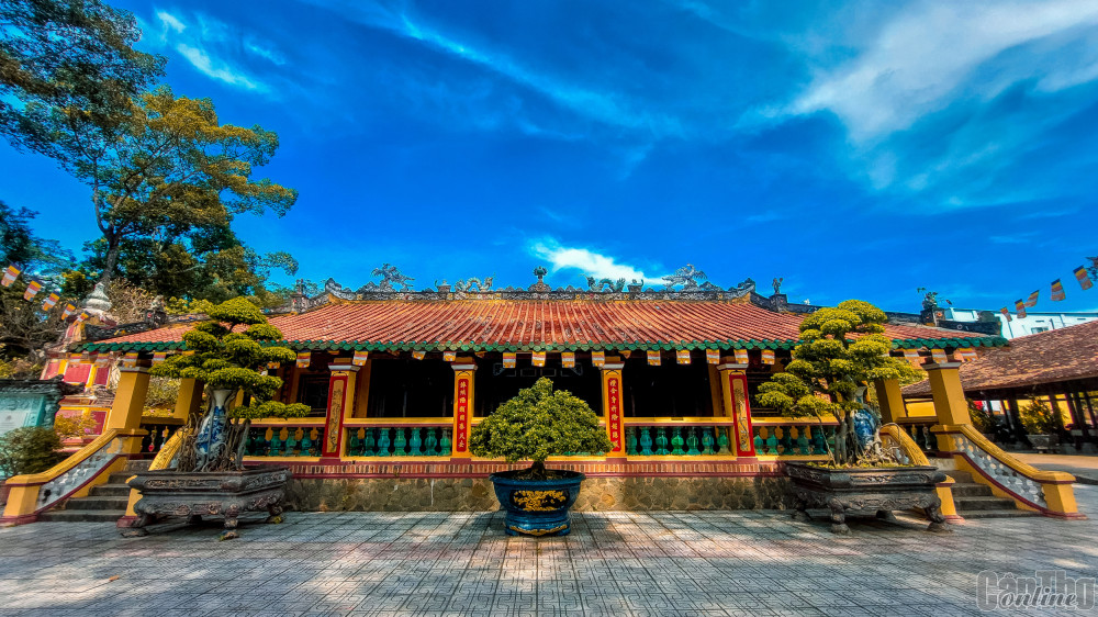 Chánh điện chùa với kiến trúc mang dáng dấp kiến trúc Nam Bộ.