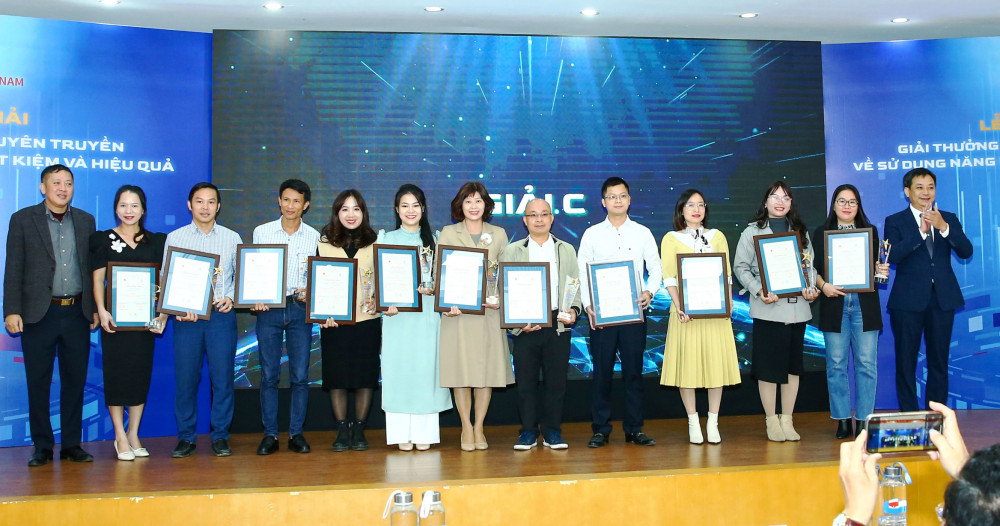 Ban tổ chức trao giải cho các tác giả đạt giải C giải báo chí Tuyên truyền nâng cao nhận thức về SDNLTK&HQ năm 2022.