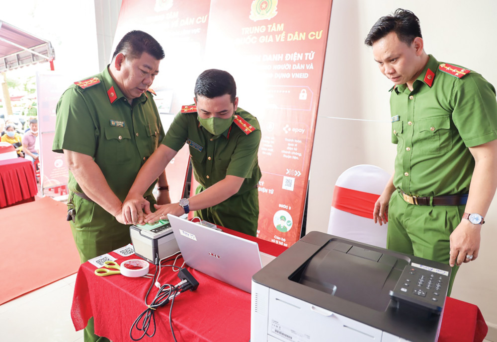 Đại tá Lương Văn Bền, Phó Giám đốc Công an thành phố Cần Thơ kiểm tra công tác làm CCCD gắn chíp trên địa bàn.