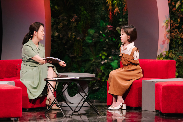 Cô gái không tay Lê Thị Thắm (bên phải) trong tập "Đôi chân cầm phấn".