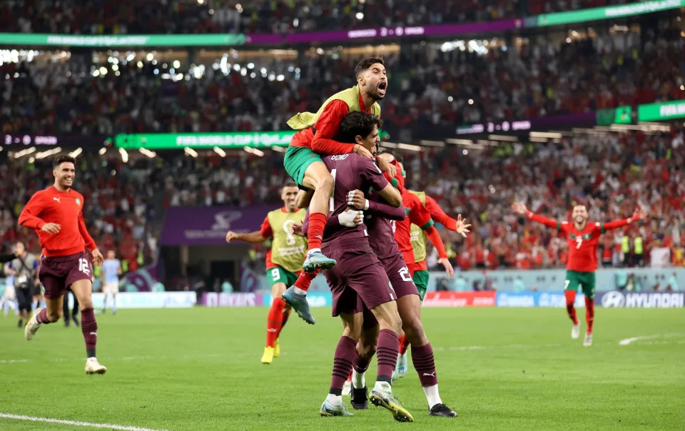 Các cầu thủ Ma-rốc thắng Tây Ban Nha để lần đầu tiên trong lịch sử góp mặt ở vòng tứ kết World Cup. Ảnh: Getty Images