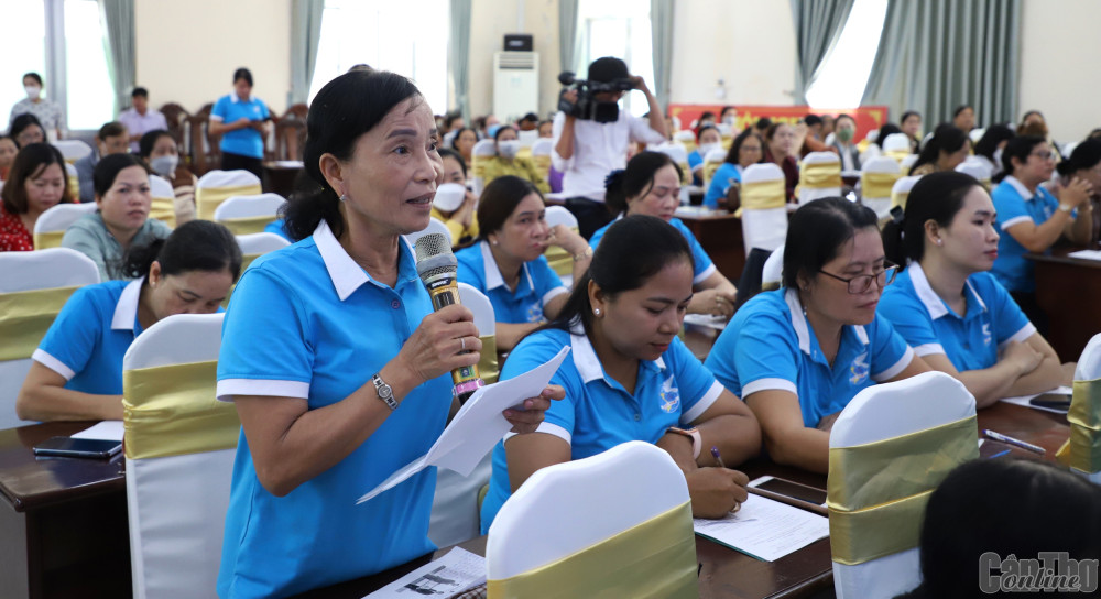 Cán bộ, hội viên phụ nữ huyện Thới Lai đặt câu hỏi với lãnh đạo sở, ngành thành phố tại diễn đàn. Ảnh: Hồng Vân