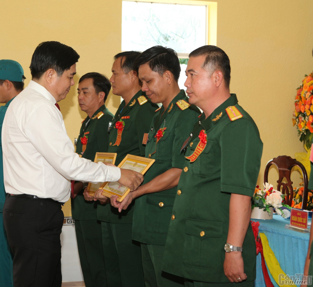 Đồng chí Đoàn Quốc Sử, Phó Bí thư Huyện ủy, Chủ tịch UBND huyện Vĩnh Thạnh trao Giấy khen cho các cá nhân.