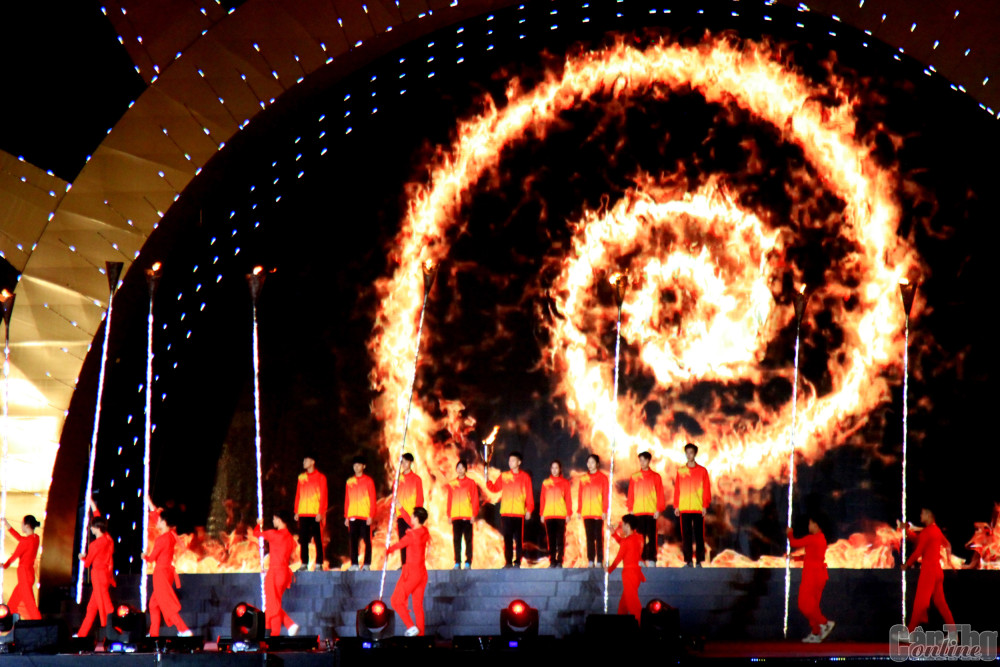 9 VĐV tiêu biểu của thể thao Việt Nam rước đuốc vào quảng trường, thắp sáng đài lửa.