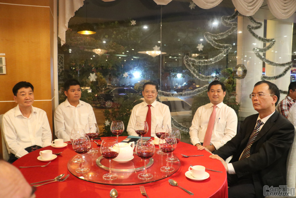 Đồng chí Dương Tấn Hiển (giữa) cùng các vị khách quốc tế tại buổi họp mặt.