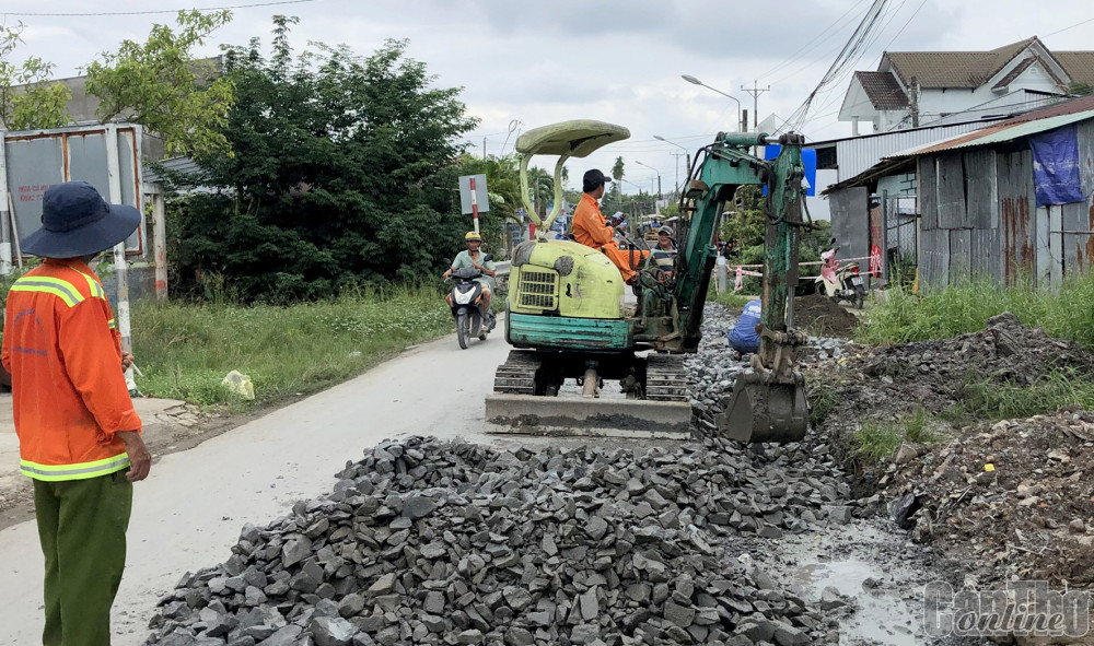Khắc phục hư hỏng cầu, đường giao thông Công nhân sửa chữa mặt đường trên tuyến đường tỉnh 923 thuộc xã Tân Thới, huyện Phong Điền.