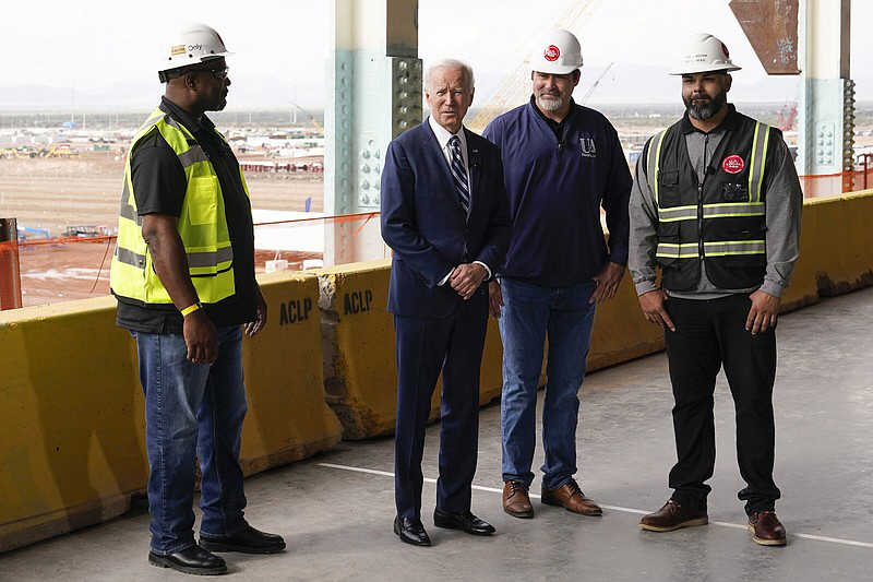 TSMC trong kỷ nguyên mới sản xuất chip tại Mỹ Tổng thống Mỹ Joe Biden đi thăm nhà máy chip đầu tiên của TSMC ở thành phố Phoenix hôm 6-12. Ảnh: AP