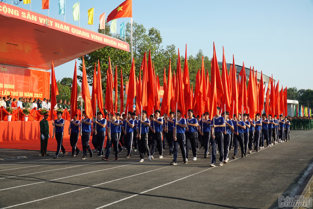 Học sinh TP Cần Thơ tham dự diễu hành.