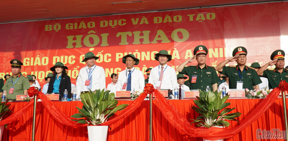 Ban chỉ đạo, Ban tổ chức Hội thao dự lễ khai mạc hội thao.