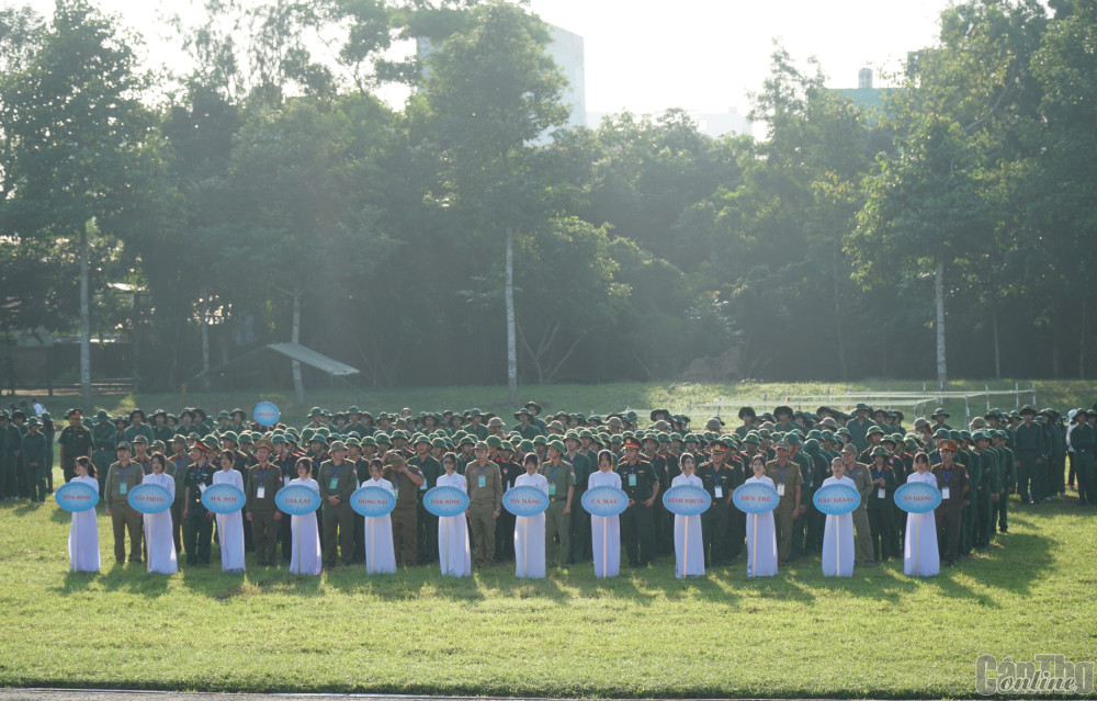 Đoàn VĐV các tỉnh, thành tham dự Hội thao.