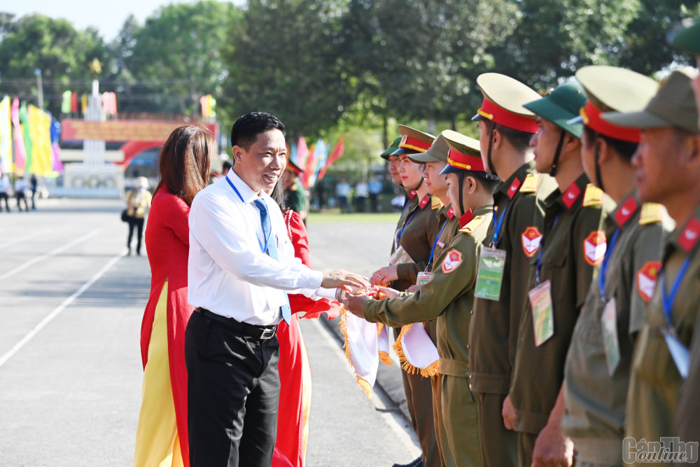 Đồng chí Nguyễn Thực Hiện, Phó Chủ tịch UBND thành phố, trao Cờ lưu niệm cho các đơn vị.