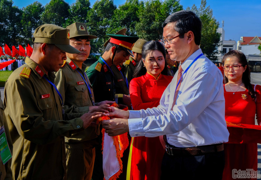 Đồng chí Nguyễn Văn Phúc, Thứ trưởng Bộ GD&ĐT, Trưởng Ban chỉ đạo Hội thao trao Cờ lưu niệm cho các đơn vị.